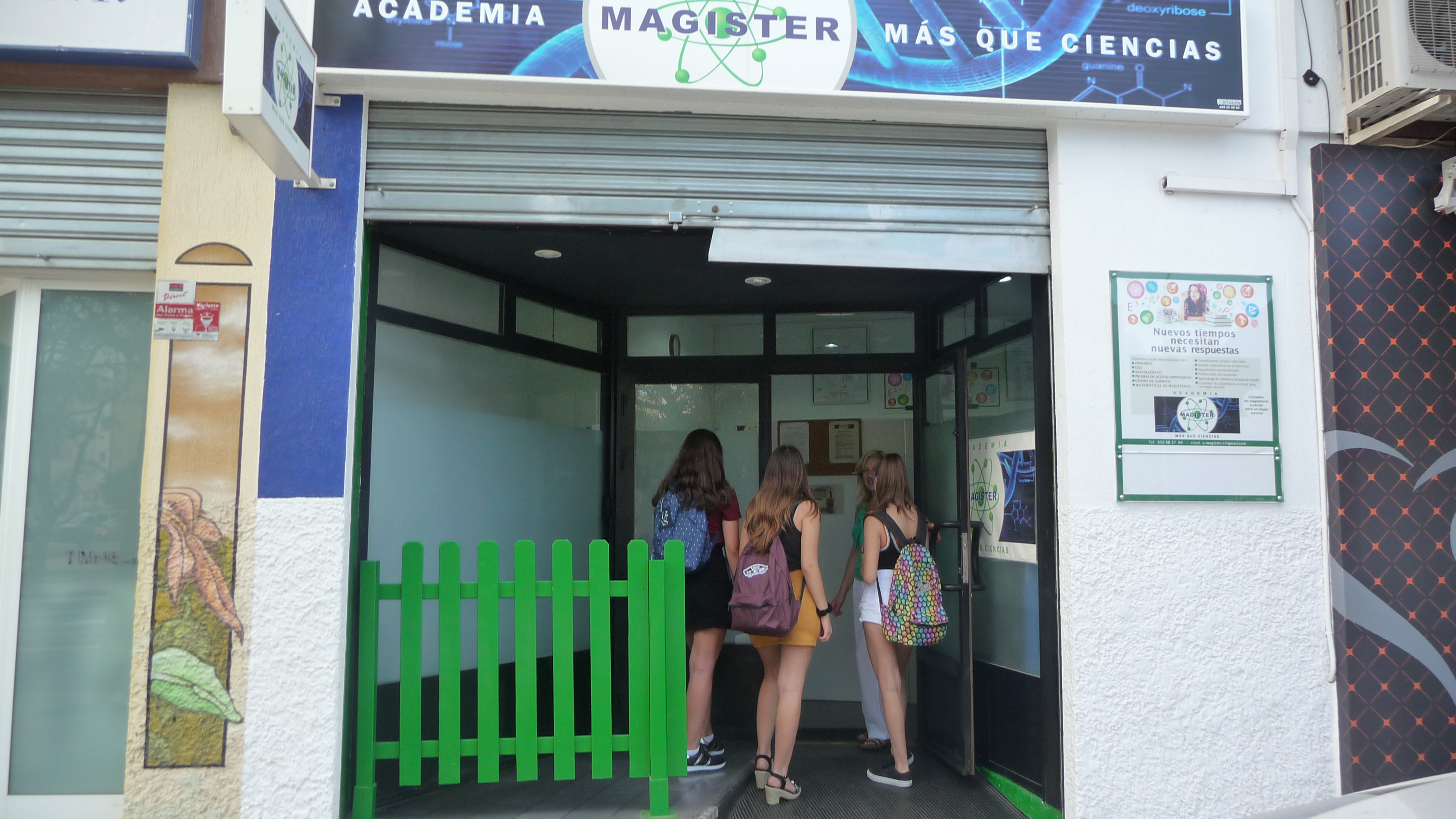 Profesores expertos enseñando con pasión y experiencia real