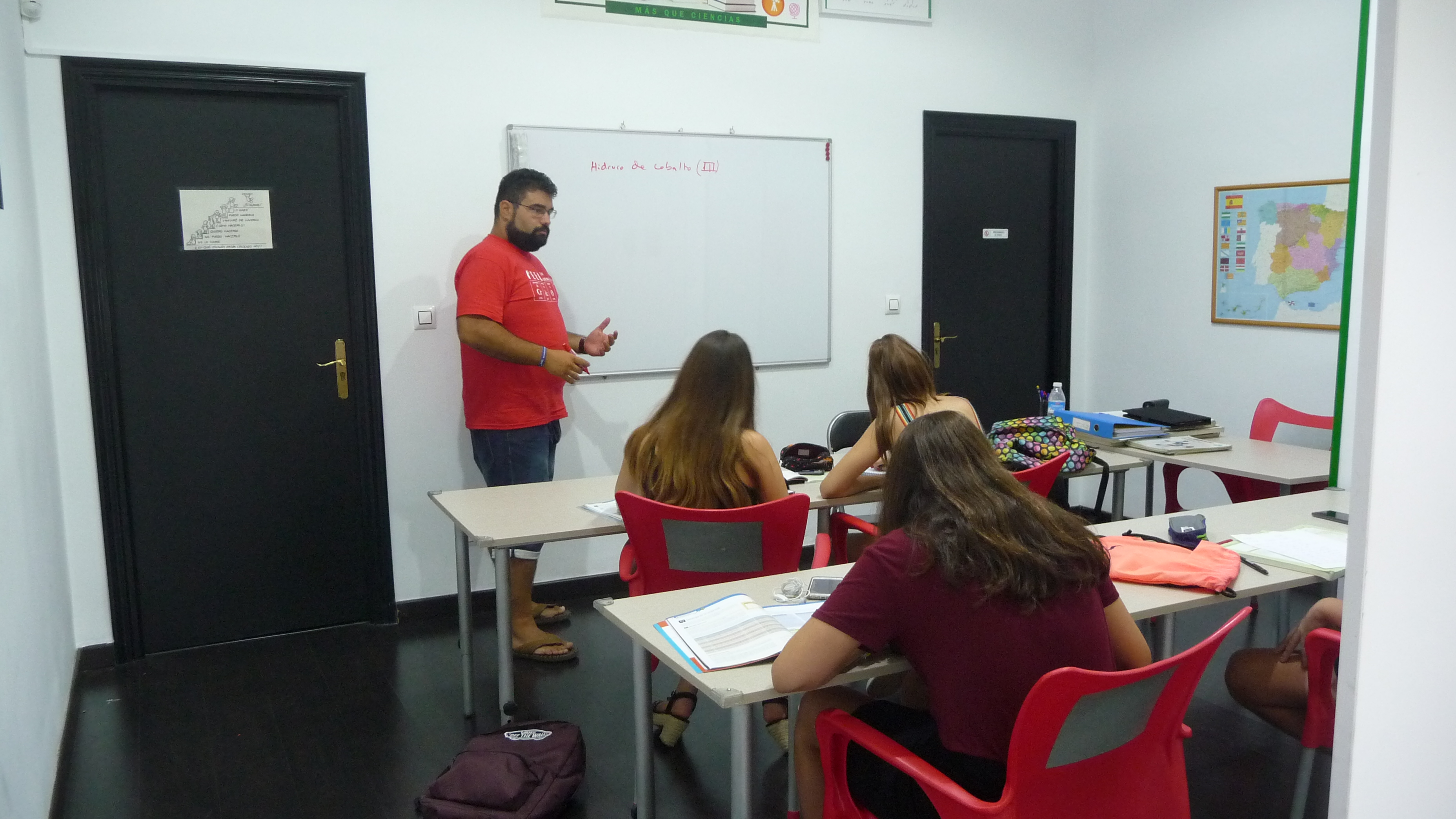 Estudiantes en aula interactiva