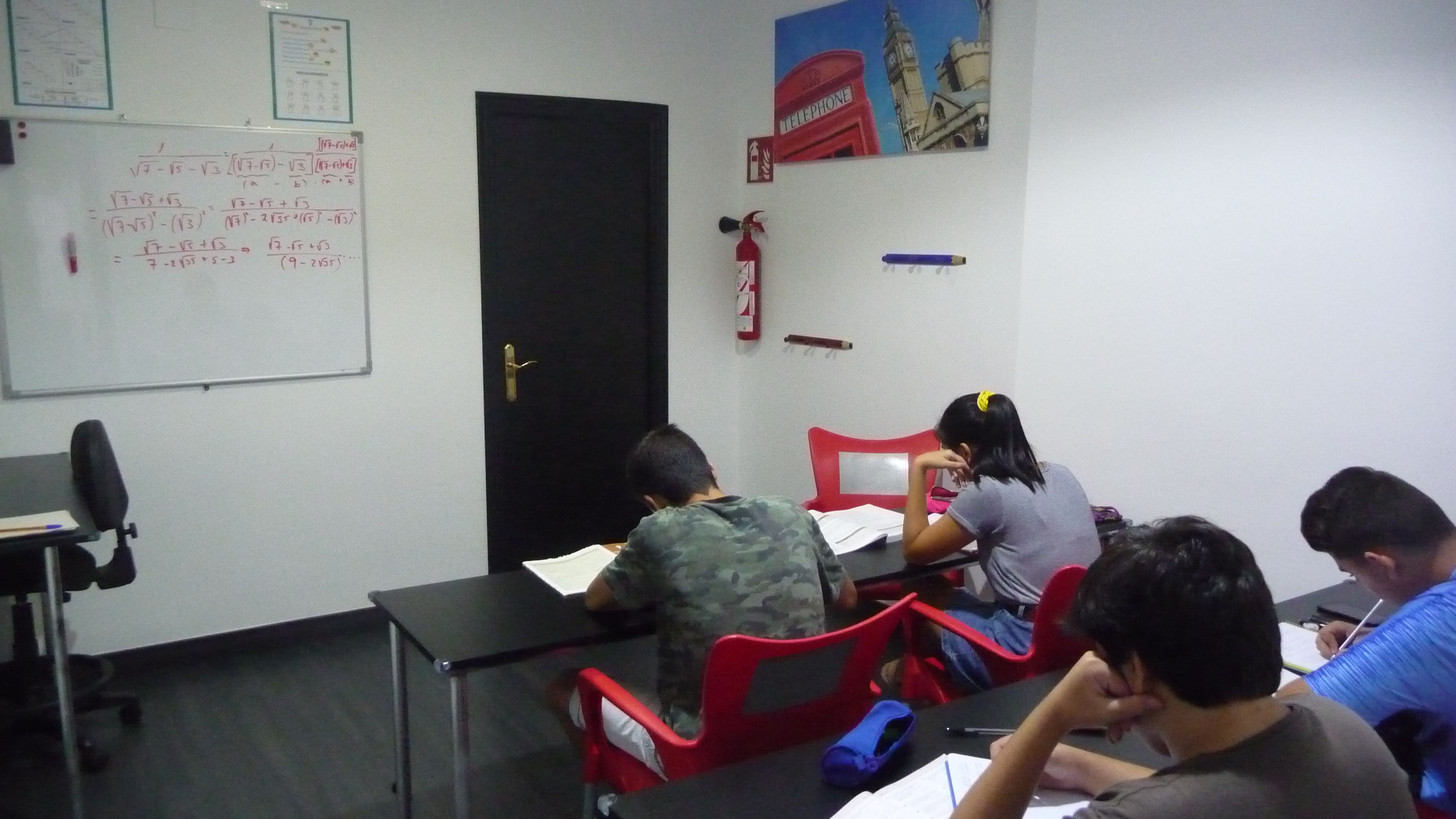 Estudiantes felices con sus logros académicos tras completar su formación